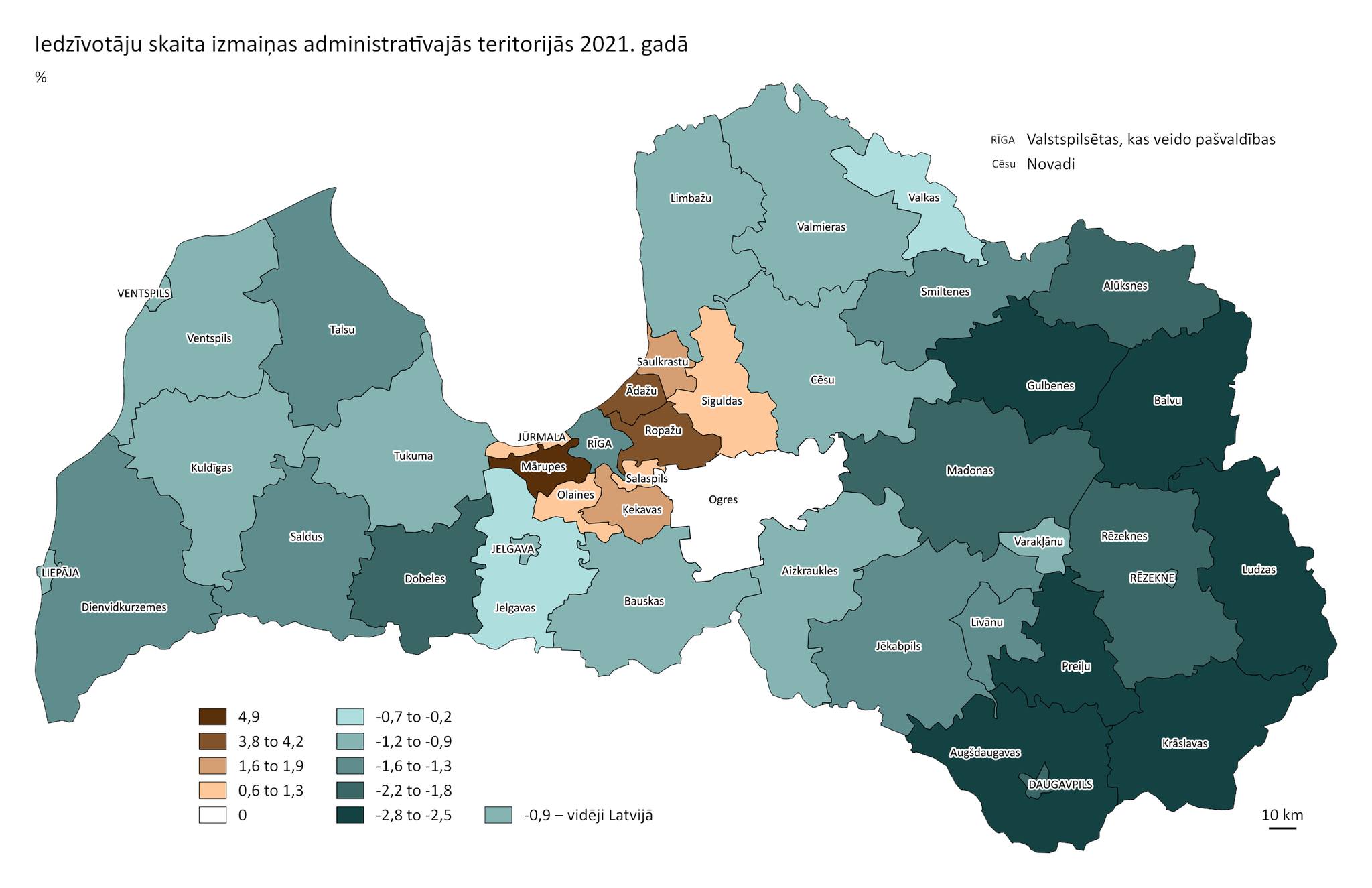 Latvijas karte, kurā attēlots iedzīvotāju skaita izmaiņas administratīvajās teritorijās 2021. gadā