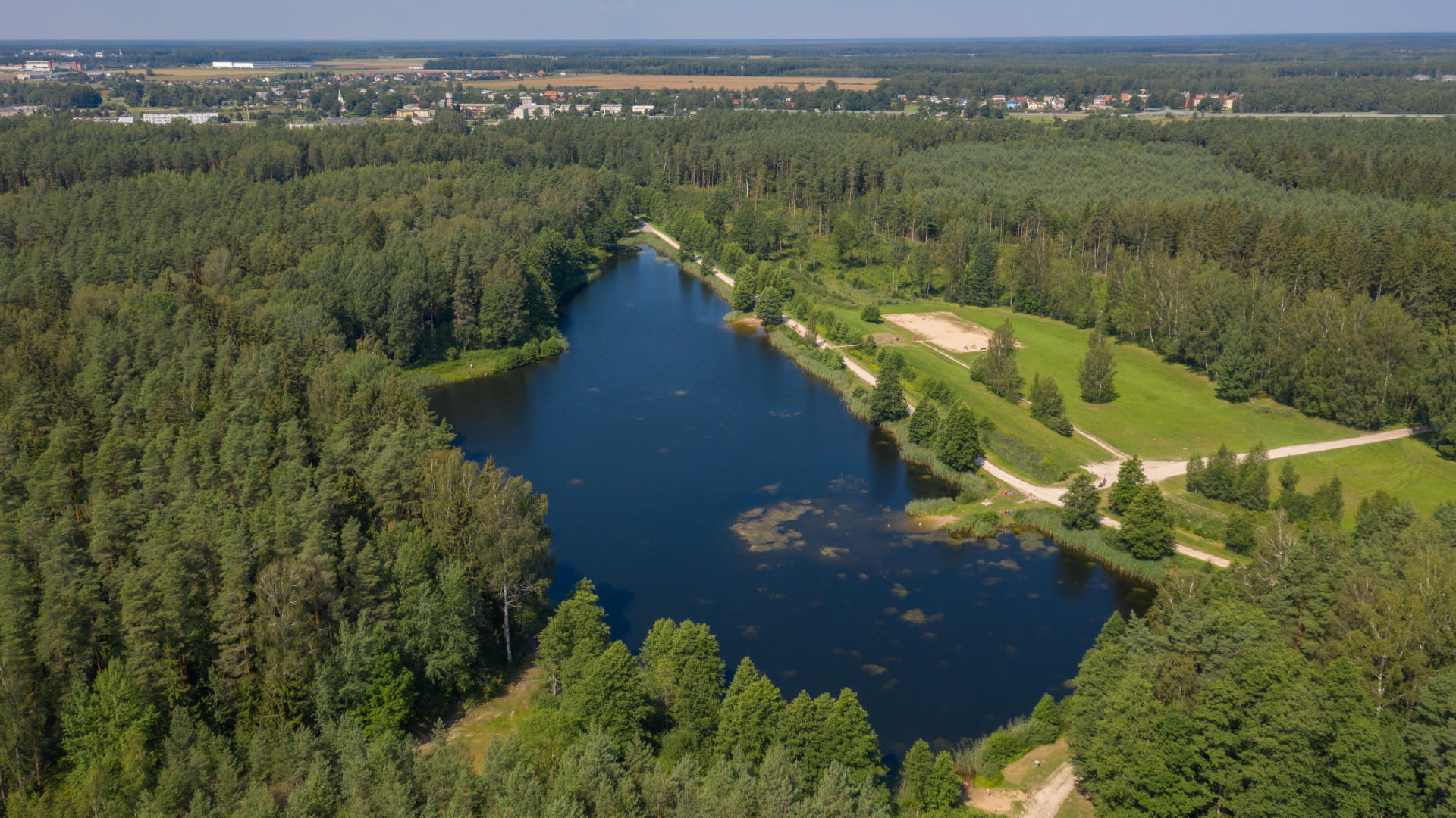 Saņemta informācija par alerģiskām ādas reakcijām (niezi) pēc peldes Mežezerā