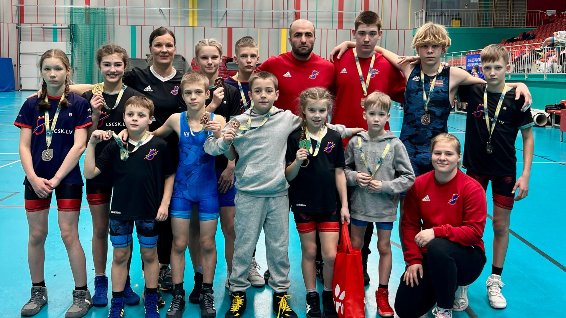 Olaines brīvās cīņas sportistiem 13 medaļas sacensībās Ķekavā